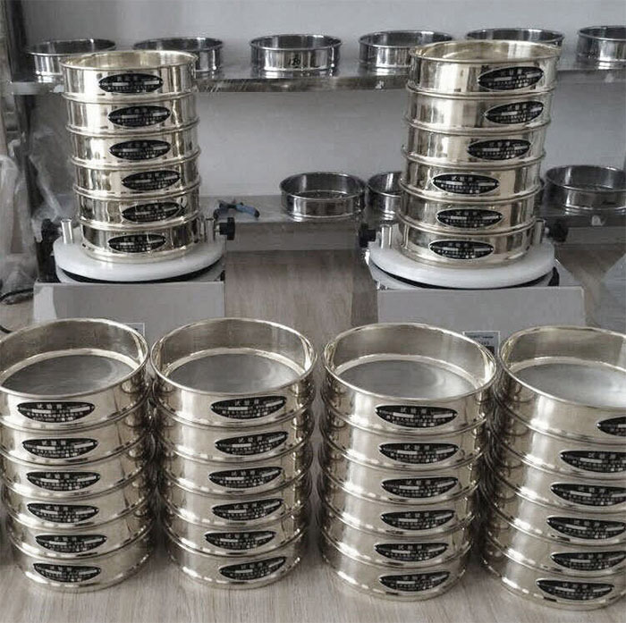 試驗篩采用SUS403不生銹材質，篩框壁厚0.6mm經久耐用不變形，可耐400°高溫，可用于無機，有機溶液。